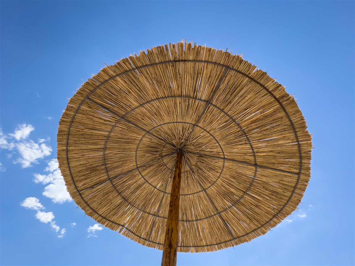 Choisir un parasol en paille