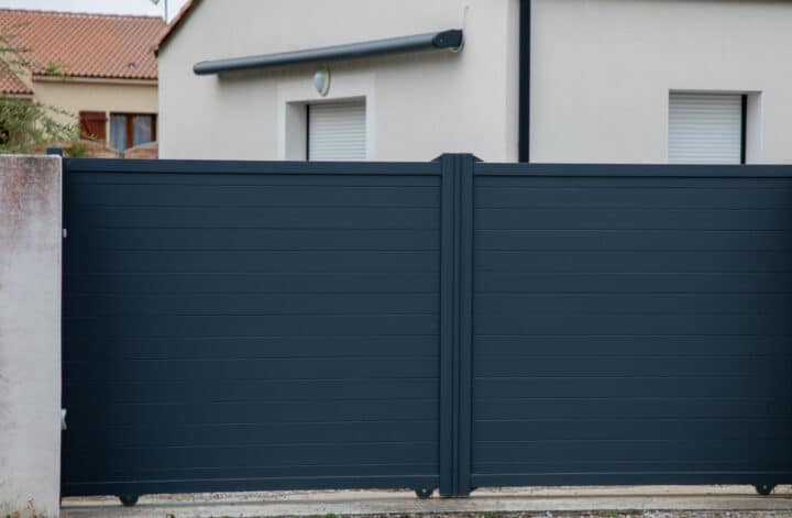 Portail ou portillon : quelles options pour un accès jardin pratique ?