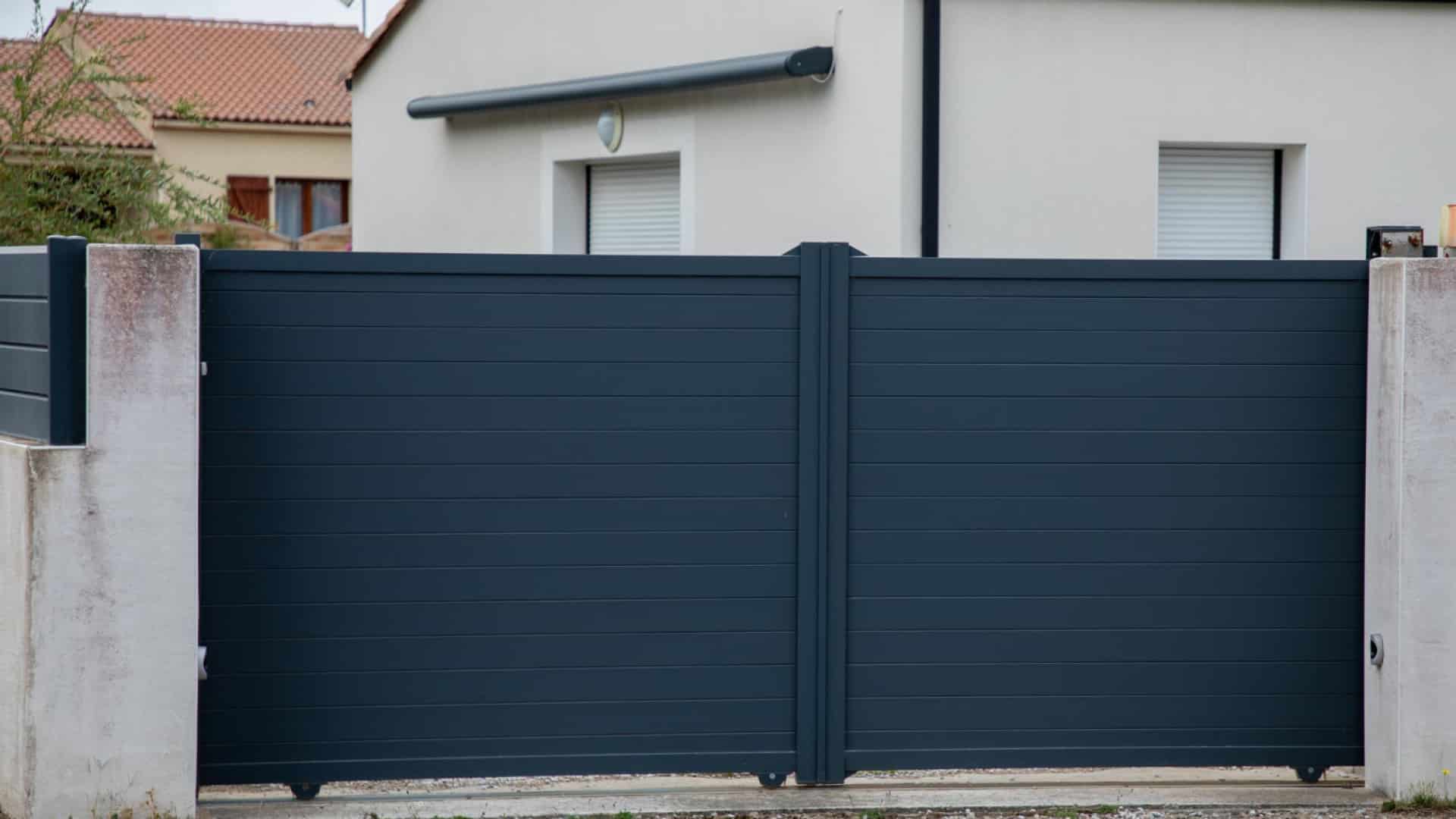 Portail ou portillon : quelles options pour un accès jardin pratique ?