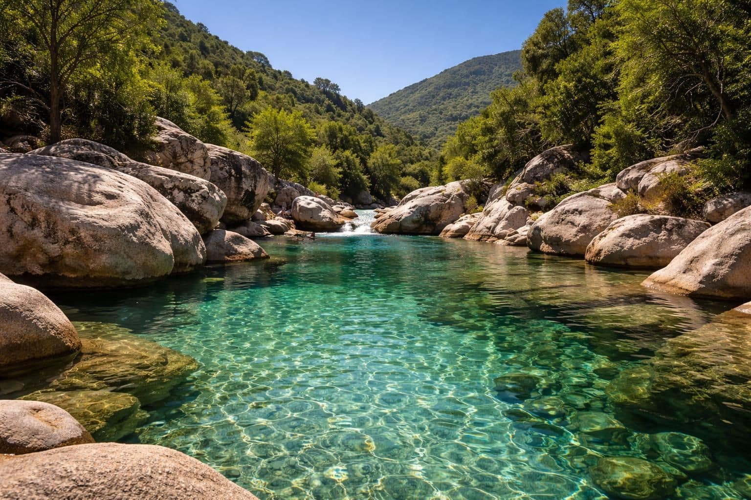 explorez les superbes photos des piscines naturelles de zoza en corse et laissez-vous émerveiller par leur beauté unique et paisible.