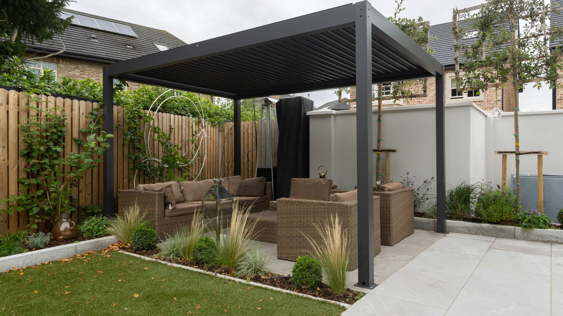 Pergola bioclimatique motorisée ou manuelle : comment choisir selon vos besoins ?