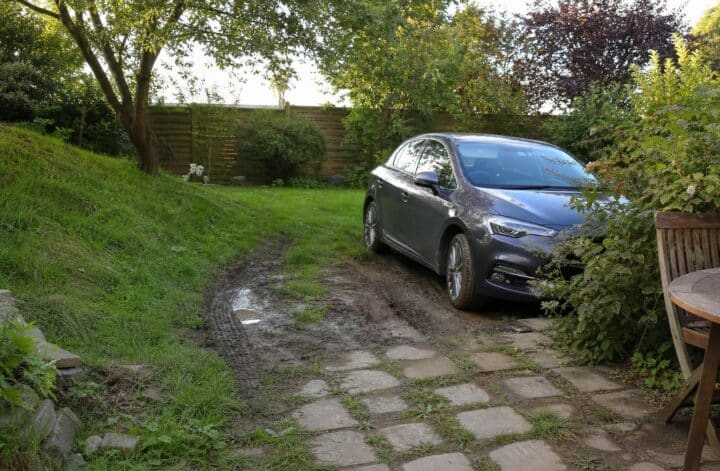 découvrez comment aménager une place de parking dans votre jardin en évitant les erreurs courantes pour un espace pratique et esthétique.