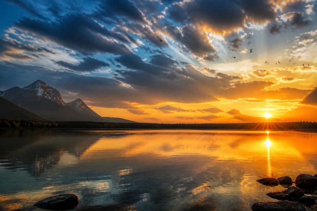 découvrez pourquoi la question apparemment simple de savoir de quel côté se lève le soleil entraîne une réponse riche et complexe, explorant les phénomènes naturels et leurs mystères.