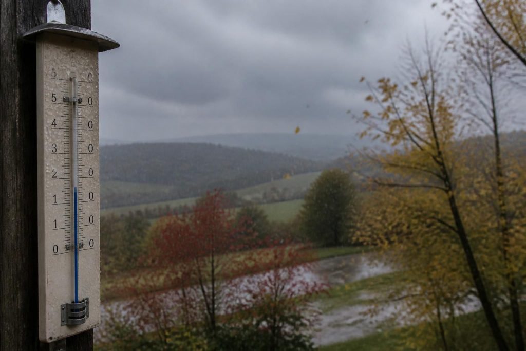 découvrez les principaux facteurs climatiques qui expliquent pourquoi novembre est souvent marqué par des pluies fréquentes et persistantes.