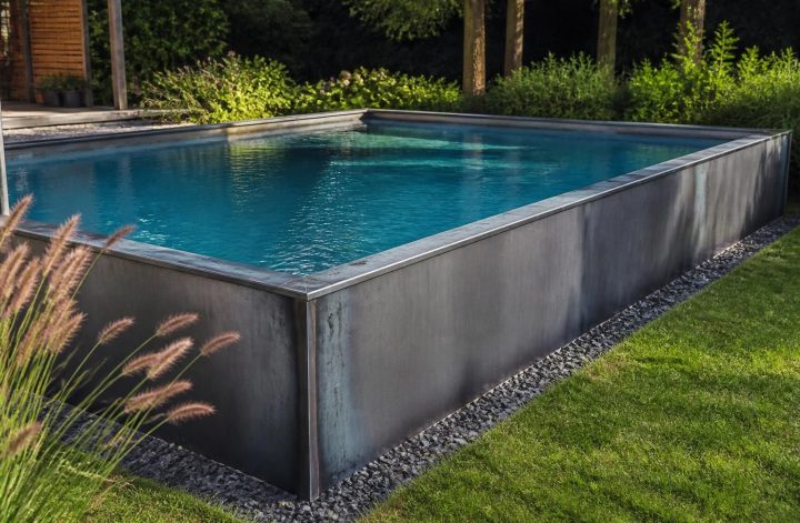 découvrez la longévité moyenne d'une piscine enterrée en acier, ses avantages, et comment entretenir votre piscine pour maximiser sa durée de vie.