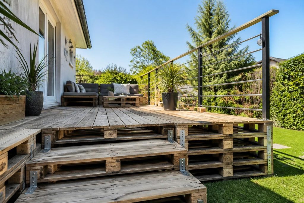 apprenez à construire une terrasse en palette durable et esthétique, avec des conseils pratiques pour assurer sa sécurité et sa stabilité.